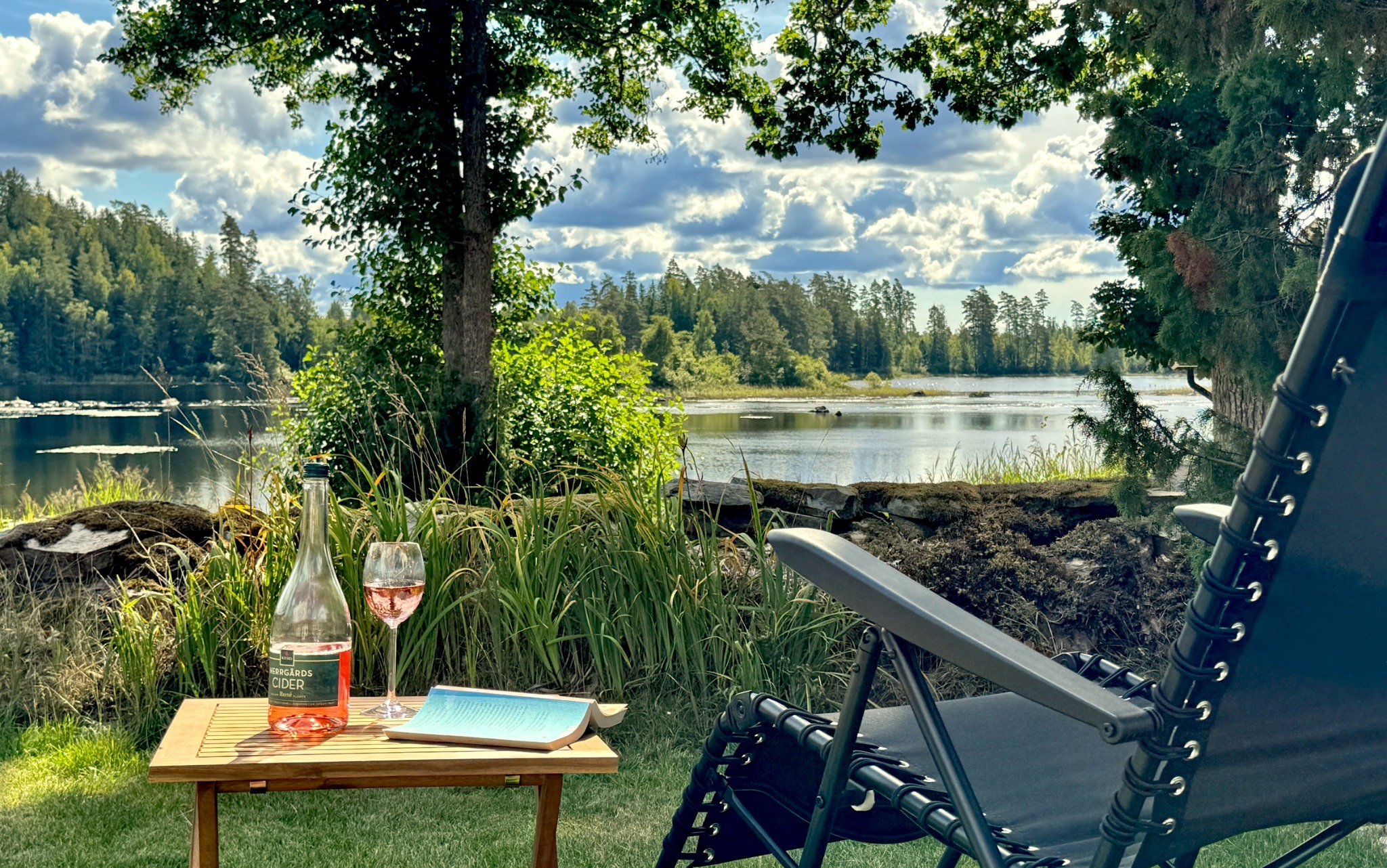 Liegestuhl, Buch und Cidre am Rågebodasjön