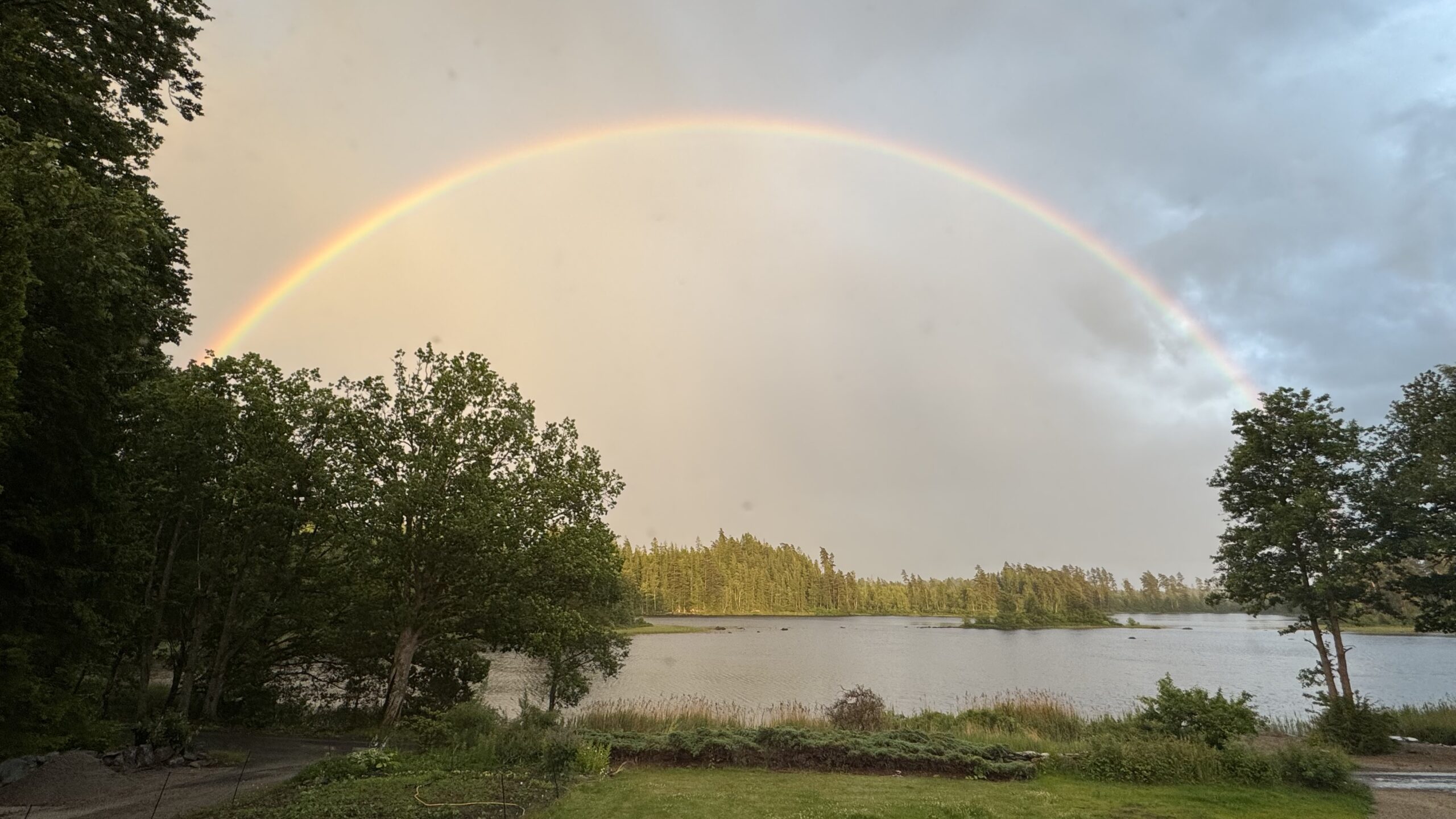 Regenbogen über dem Rågebodasjön