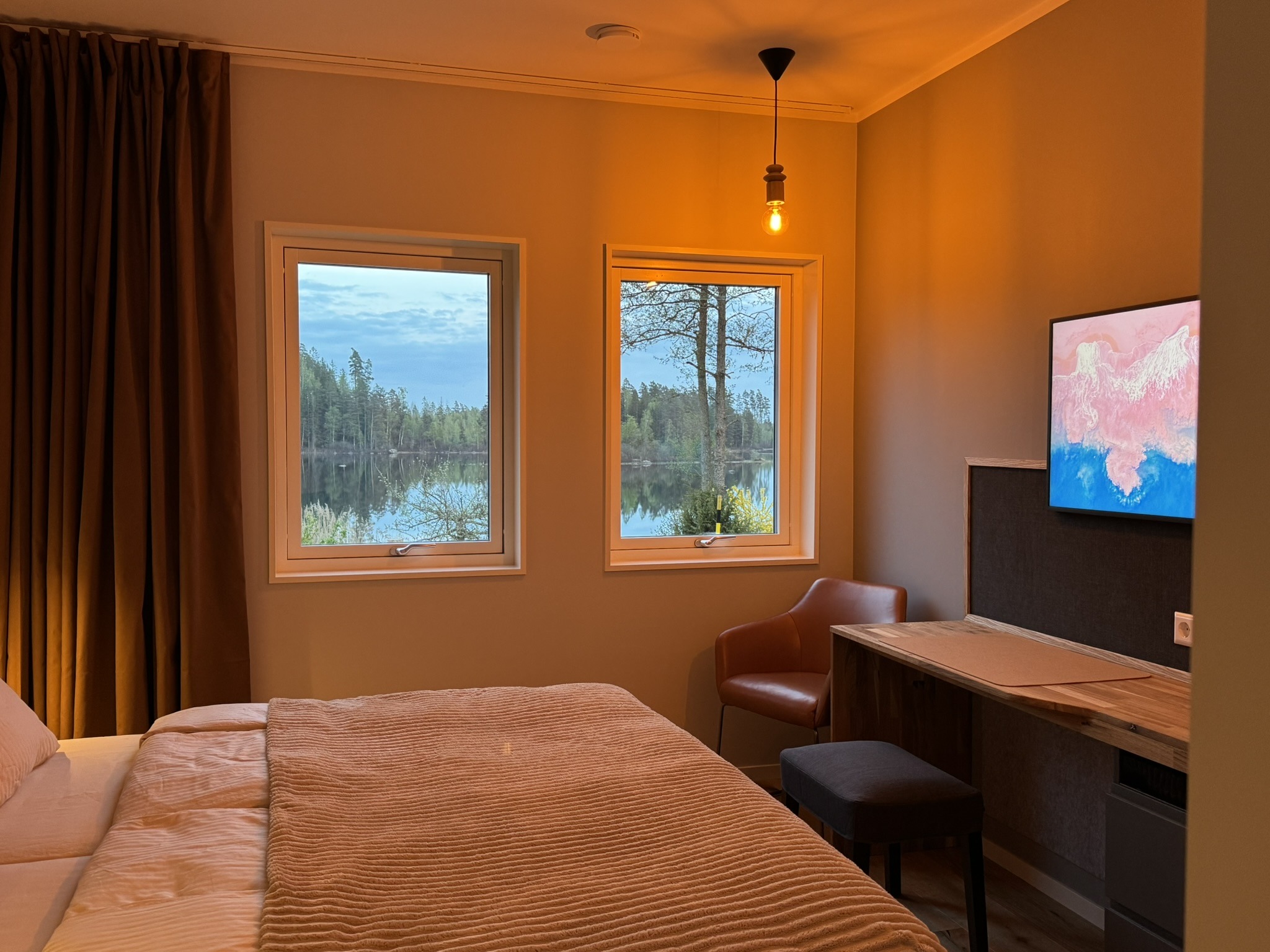 Schlafzimmer mit Seeblick und Schreibtisch