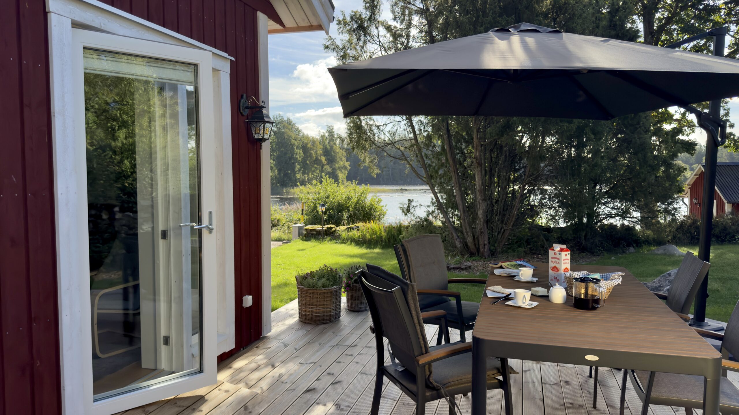 Terrasse mit Sonnenschirm und Seeblick