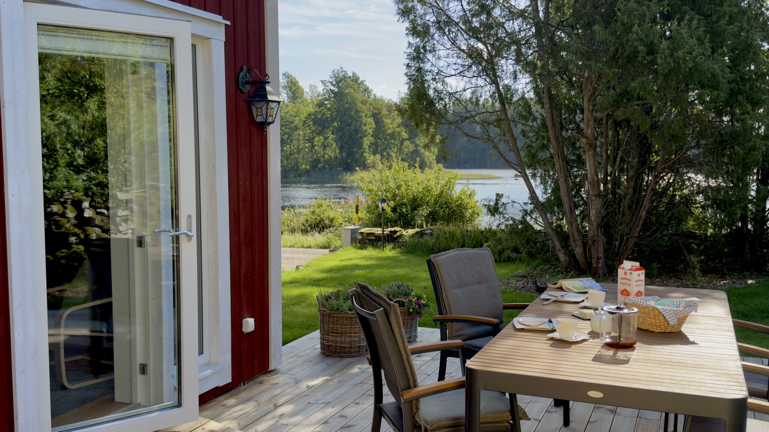 Esstisch auf der Terrasse des Lake House