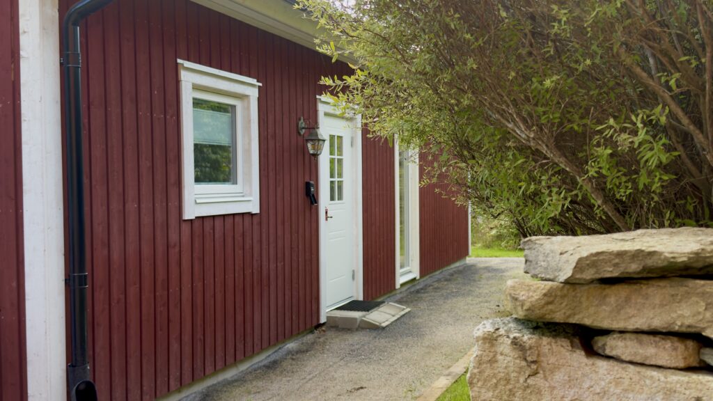 Eingang und Außenbereich des Lake House