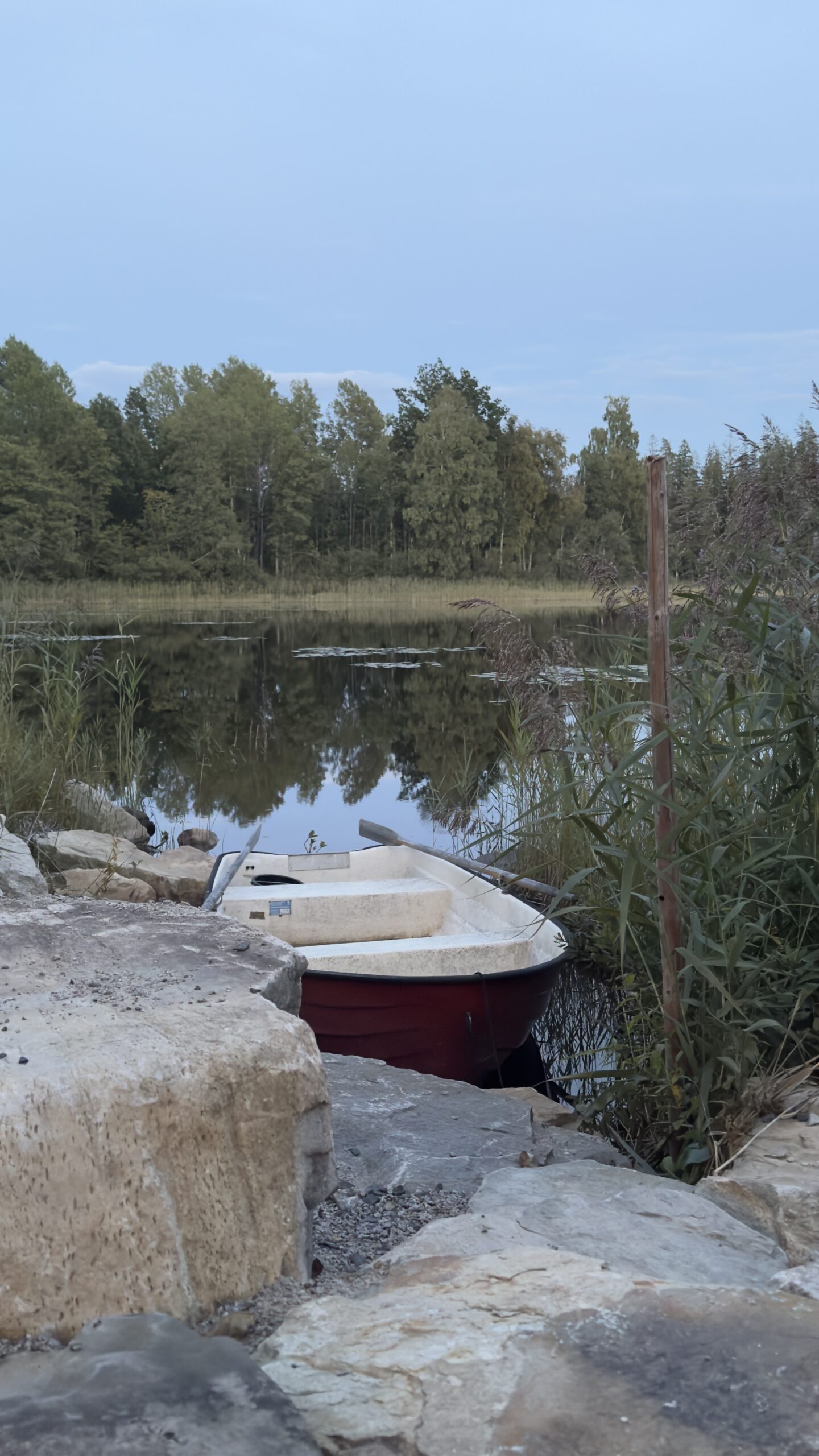 Ruderboot am Ufer des Rågebodasjön